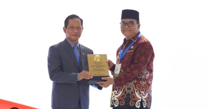 Wakil Wali Kota Balikpapan, H. Bagus Susetyo, menerima penghargaan dari Kementerian Lingkungan Hidup di Jakarta, pada Rabu (25/2/2026). Foto: BorneoFlash/Ist