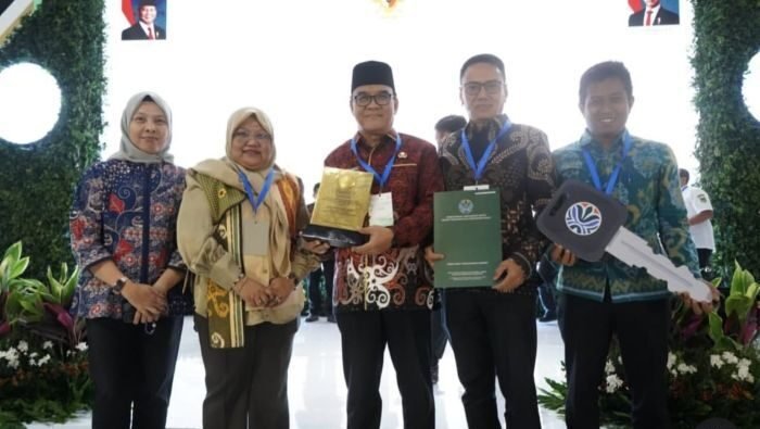 Wakil Wali Kota Balikpapan, H. Bagus Susetyo, menerima penghargaan dari Kementerian Lingkungan Hidup di Jakarta, pada Rabu (25/2/2026). Foto: BorneoFlash/Ist