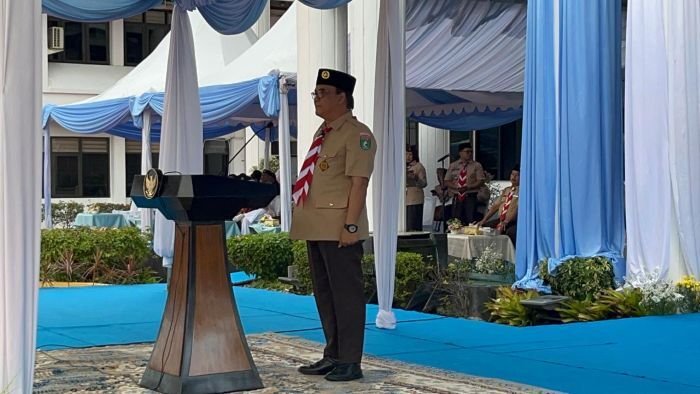 Wakil Wali Kota Balikpapan, H. Bagus Susetyo pimpin upacara gelar senja istimewa, di Halaman Balai Kota Balikpapan, pada Selasa (10/2/2026). Foto: BorneoFlash/Niken Sulastri