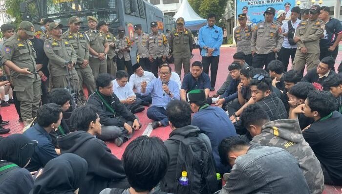 Wakil Wali Kota Balikpapan H. Bagus Susetyo saat menemui massa aksi mahasiswa yang tergabung dalam Aliansi Balikpapan Melawan, saat menggelar aksi unjuk rasa di Balai Kota Balikpapan, pada Senin (9/2/2026). Foto: BorneoFlash/Niken Sulastri