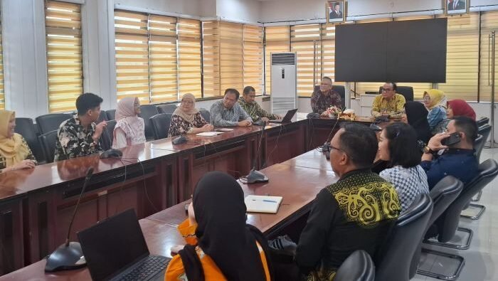 Wakil Wali Kota Balikpapan, H. Bagus Susetyo, saat menerima kunjungan Yayasan Bina Antar Budaya di Ruang Rapat Balai Kota, pada Kamis (19/2/2026). Foto: BorneoFlash/Ardian