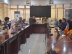 Wakil Wali Kota Balikpapan, H. Bagus Susetyo, saat menerima kunjungan Yayasan Bina Antar Budaya di Ruang Rapat Balai Kota, pada Kamis (19/2/2026). Foto: BorneoFlash/Ardian