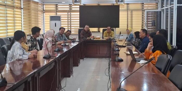 Wakil Wali Kota Balikpapan, H. Bagus Susetyo, saat menerima kunjungan Yayasan Bina Antar Budaya di Ruang Rapat Balai Kota, pada Kamis (19/2/2026). Foto: BorneoFlash/Ardian