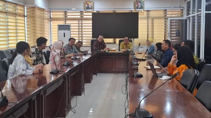 Wakil Wali Kota Balikpapan, H. Bagus Susetyo, saat menerima kunjungan Yayasan Bina Antar Budaya di Ruang Rapat Balai Kota, pada Kamis (19/2/2026). Foto: BorneoFlash/Ardian