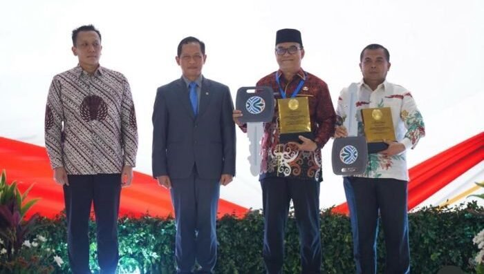 Wakil Wali Kota Balikpapan, H. Bagus Susetyo, saat menerima penghargaan dari Kementerian Lingkungan Hidup di Jakarta, pada Rabu (25/2/2026). Foto: BorneoFlash/Ist