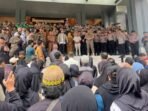 Wali Kota Samarinda Andi Harun menerima langsung pedagang Pasar Pagi saat penyampaian aspirasi di Balai Kota, pada Selasa (10/2/2026). Foto: BorneoFlash/Nur Ainunnisa