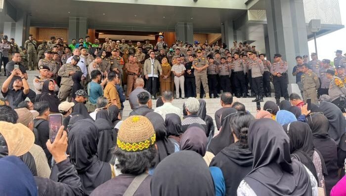 Wali Kota Samarinda Andi Harun menerima langsung pedagang Pasar Pagi saat penyampaian aspirasi di Balai Kota, pada Selasa (10/2/2026). Foto: BorneoFlash/Nur Ainunnisa