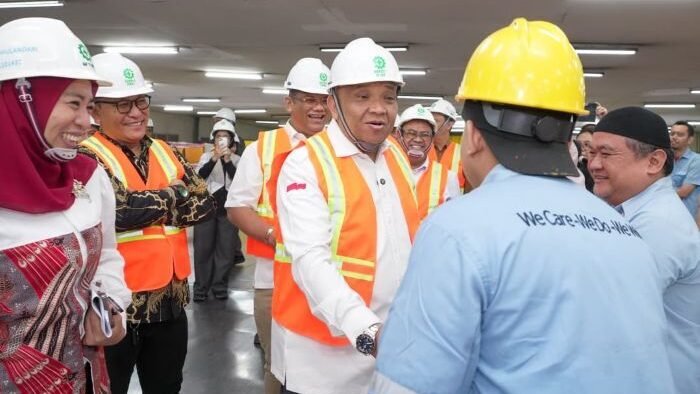 Wakil Menteri Ketenagakerjaan (Wamenaker), Afriansyah Noor saat kunjungan kerja ke PT Indah Kiat Pulp and Paper, Tangerang Selatan, pada Selasa (3/2/2026). Foto: HO/Biro Humas Kemnaker