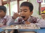 Peserta didik di salah satu sekolah di Kabupaten Penajam Paser Utara, Provinsi Kalimantan Timur, menyantap menu program MBG. FOTO: ANTARA/Nyaman Bagus Purwaniawan