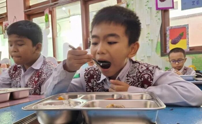 Peserta didik di salah satu sekolah di Kabupaten Penajam Paser Utara, Provinsi Kalimantan Timur, menyantap menu program MBG. FOTO: ANTARA/Nyaman Bagus Purwaniawan