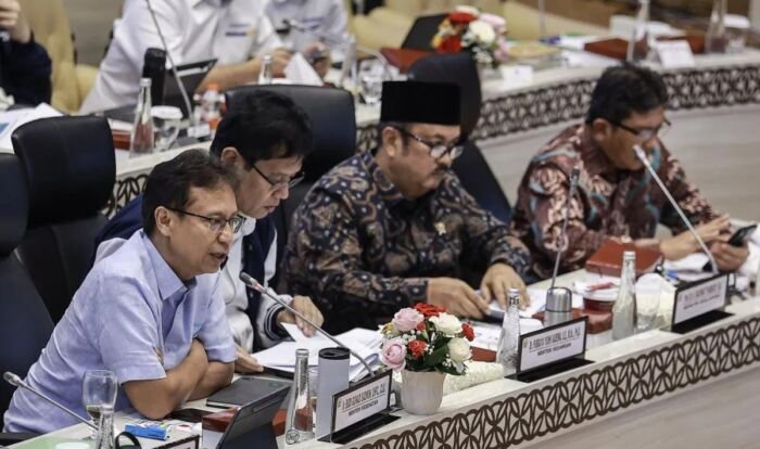 Menteri Kesehatan Budi Gunadi Sadikin (kiri) bersama Menteri Keuangan Purbaya Yudhi Sadewa (kedua kiri), Menteri PPN/Kepala Bappenas Rachmat Pambudy (kedua kanan), dan Dirut BPJS Kesehatan Ali Ghufron Mukti (kanan) mengikuti rapat konsultasi dengan pimpinan DPR di Kompleks Parlemen, Senayan, Jakarta, Senin (9/2/2026). FOTO: ANTARA/Dhemas Reviyanto/wsj.