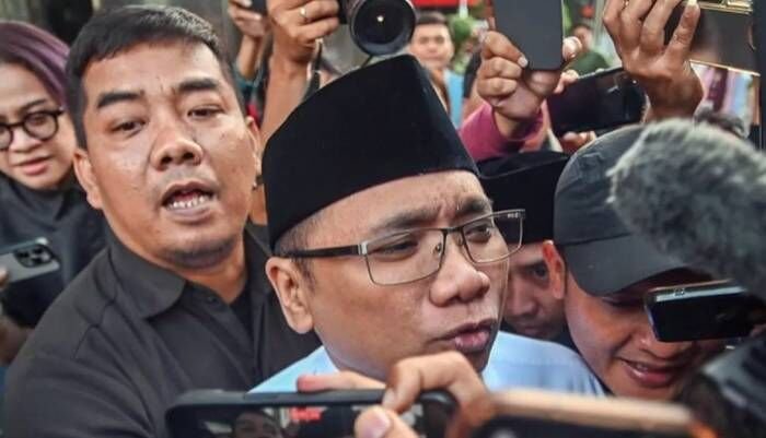 Arsip foto - Tersangka kasus dugaan korupsi kuota haji dan penyelenggaraan ibadah haji Yaqut Cholil Qoumas (tengah) meninggalkan Gedung Merah Putih KPK usai menjalani pemeriksaan di Jakarta, Jumat (30/1/2026). FOTO : ANTARA/Fakhri Hermansyah/rwa/pri.