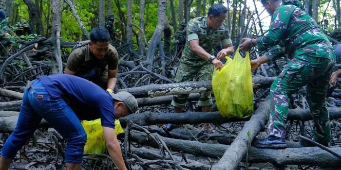 Personel Pendam VI/Mulawarman bersama Korum Yonzipur 17/AD melaksanakan aksi gotong royong pembersihan kawasan wisata Mangrove Somber, Balikpapan, pada Jumat (06/02/2026). Foto: HO/Pendam VI/Mlw