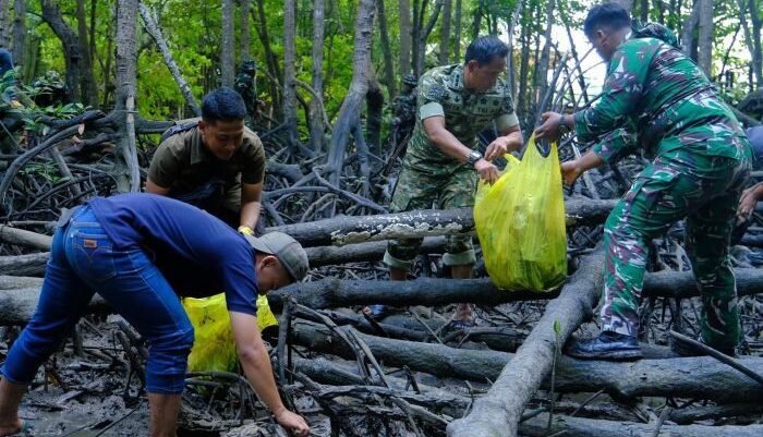 Personel Pendam VI/Mulawarman bersama Korum Yonzipur 17/AD melaksanakan aksi gotong royong pembersihan kawasan wisata Mangrove Somber, Balikpapan, pada Jumat (06/02/2026). Foto: HO/Pendam VI/Mlw