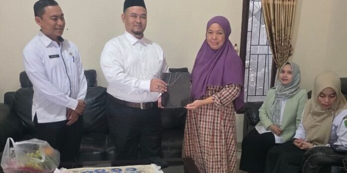 Sekwan Kutim, Jainuddin, SSE., MM menyalurkan dana kerahiman kepada Keluarga kepada ahli waris almarhum Hasbullah Yusuf dan almarhum Alfian Aswad, pada Rabu (18/2/2026). Foto: HO/Setwan dprdkutim