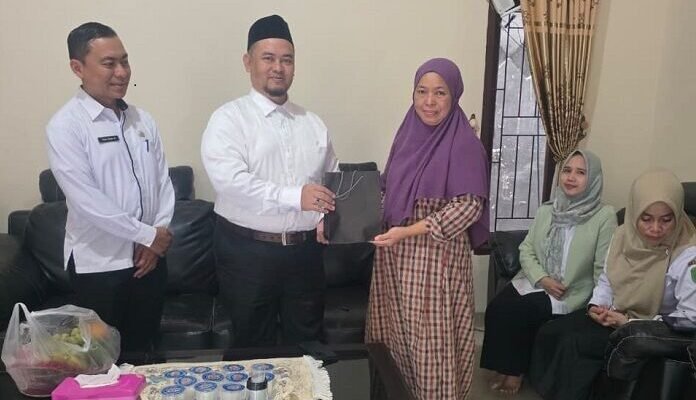 Sekwan Kutim, Jainuddin, SSE., MM menyalurkan dana kerahiman kepada Keluarga kepada ahli waris almarhum Hasbullah Yusuf dan almarhum Alfian Aswad, pada Rabu (18/2/2026). Foto: HO/Setwan dprdkutim