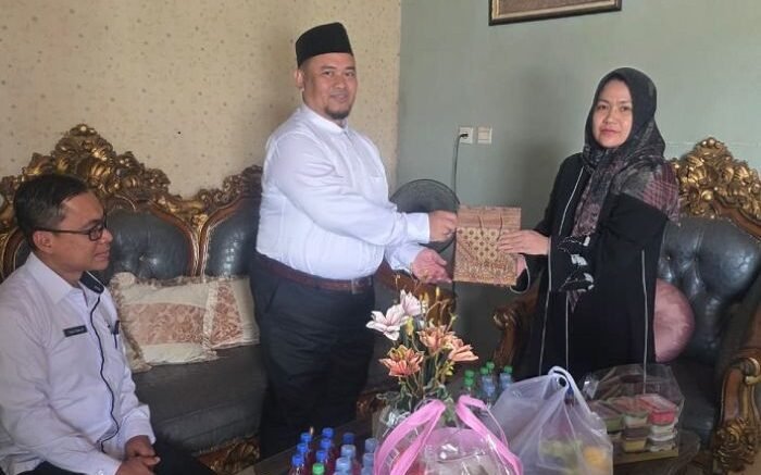 Sekwan Kutim, Jainuddin, SSE., MM menyalurkan dana kerahiman kepada Keluarga kepada ahli waris almarhum Hasbullah Yusuf dan almarhum Alfian Aswad, pada Rabu (18/2/2026). Foto: HO/Setwan dprdkutim