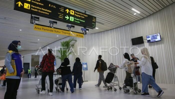 Petugas Balai Besar Kekarantinaan Kesehatan (BBKK) Bandara Internasional Soekarno-Hatta mengawasi sejumlah penumpang dari luar negeri setibanya di Terminal 3 Bandara Soekarno Hatta sebagai upaya mengantisipasi kemunculan kasus penularan virus Nipah di Indonesia, pada Jumat (30/1/2026).Foto: ANTARA-Muhammad Iqbal/rwa
