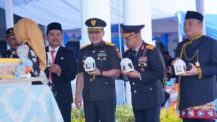 Kasdam VI/Mulawarman Brigjen TNI Andy Setyawan, S.Sos., M.I.P. mewakili Pangdam VI/Mlw menghadiri Upacara Peringatan Hari Jadi ke-129 Kota Balikpapan yang digelar di halaman Balai Kota, pada Selasa (10/2/2026). Foto: HO/Pendam VI/Mlw