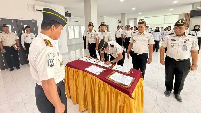 Kepala Lapas Kelas IIA Balikpapan, Edy Susetyo saat menyaksikan penandatanganan Komitmen Bersama Pembangunan ZI menuju predikat WBK dan WBBM Tahun 2026, di Kantor Lapas Kelas IIA Balikpapan, pada Rabu (4/2/2026). Foto: BorneoFlash/Ist