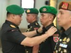 Kasdam VI/Mulawarman, Brigjen TNI Andy Setyawan, S.Sos., M.I.P., pimpin acara Sertijab Danyonzipur 17/Ananta Dharma serta pelantikan jabatan Danyonarmed 22/Kesumawira, pada Rabu (18/2/2026). Foto: HO/Pendam VI/Mlw