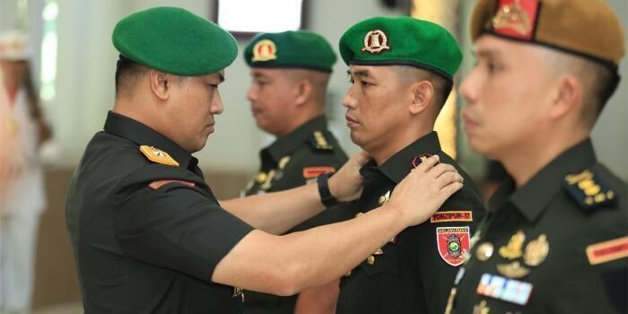 Kasdam VI/Mulawarman, Brigjen TNI Andy Setyawan, S.Sos., M.I.P., pimpin acara Sertijab Danyonzipur 17/Ananta Dharma serta pelantikan jabatan Danyonarmed 22/Kesumawira, pada Rabu (18/2/2026). Foto: HO/Pendam VI/Mlw