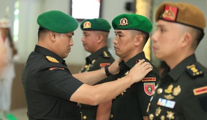 Kasdam VI/Mulawarman, Brigjen TNI Andy Setyawan, S.Sos., M.I.P., pimpin acara Sertijab Danyonzipur 17/Ananta Dharma serta pelantikan jabatan Danyonarmed 22/Kesumawira, pada Rabu (18/2/2026). Foto: HO/Pendam VI/Mlw
