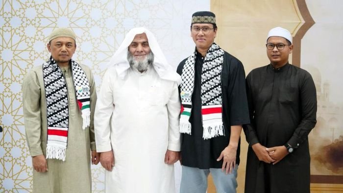 General Manager Pertamina Patra Niaga RU V Balikpapan, Novie Handoyo Anto (2 dari kanan) saat salat tarawih perdana Ramadan 1447 Hijriah, pada Rabu (18/2/2026). Foto: HO/Pertamina Patra Niaga RU V