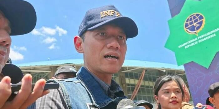 Menteri Koordinator Bidang Infrastruktur dan Pembangunan Kewilayahan Agus Harimurti Yudhoyono (AHY) memberikan keterangan kepada awak media setelah melakukan pelepasan program mudik gratis bertajuk "GoMudik: Pasti Ada Jalan Silaturahmi di Kampung Halaman" di Terminal Terpadu Pulo Gebang, Jakarta Timur, Jumat (13/3/2026). FOTO : ANTARA/Siti Nurhaliza.