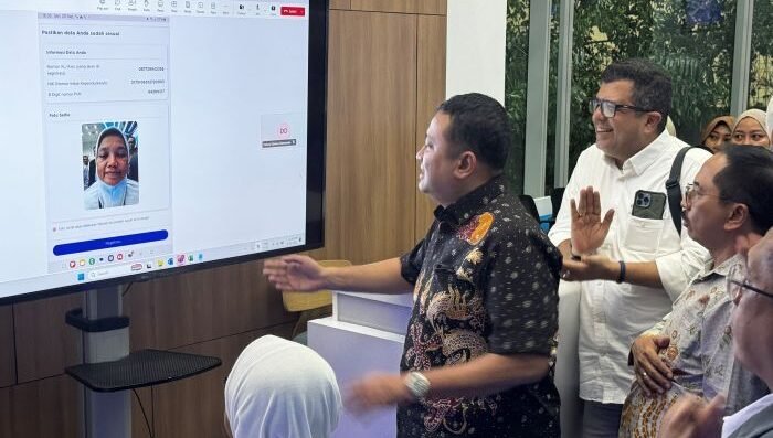 Acara pengetesan implementasi registrasi kartu SIM XLSMART (XL, AXIS dan SMARTFREN) dengan menggunakan teknologi biometrik pengenalan wajah di XL Center XLSMART Tower, Jakarta. Foto: HO/XLSMART