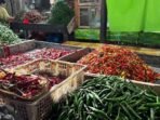 Aktivitas pedagang cabai dan bawang di Pasar Segiri Samarinda menjelang Hari Raya Idulfitri 1447 Hijriah. Foto: BorneoFlash/Nur Ainunnisa
