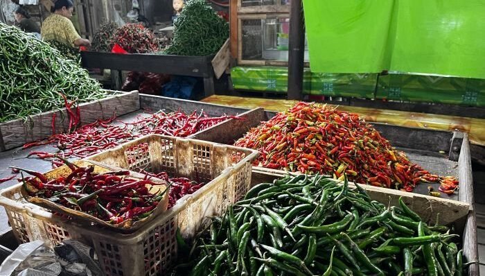Aktivitas pedagang cabai dan bawang di Pasar Segiri Samarinda menjelang Hari Raya Idulfitri 1447 Hijriah. Foto: BorneoFlash/Nur Ainunnisa