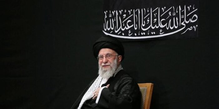 Ali Khamenei mulai masuk ke tampuk kekuasaan berkat kedekatan dengan Ruhollah Khomeini pada tahun 1979. Foto: Istimewa