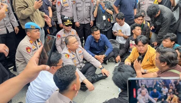 Aliansi Gerakan Rakyat Menggugat (Geram) menggelar aksi di depan Polresta Samarinda  di Jalan Slamet Riyadi, pada Senin (2/3/2026). Foto: BorneoFlash/Nur Ainunnisa