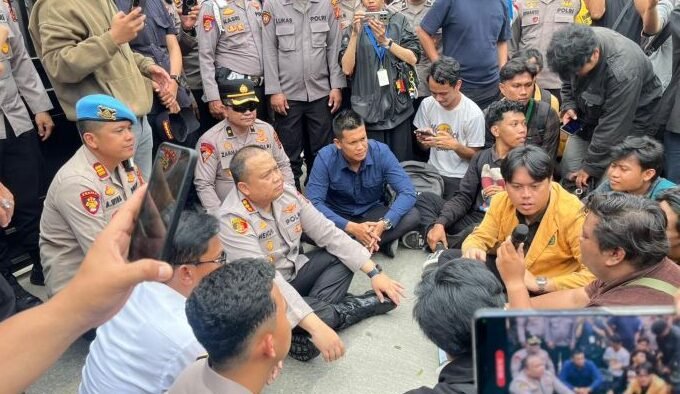 Kapolresta Samarinda, Kombes Pol Hendri Umar Saat Berdialog dengan Aliansi Gerakan Rakyat Menggugat (Geram) dalam aksi di depan Polresta Samarinda di Jalan Slamet Riyadi, pada Senin (2/3/2026). Foto: BorneoFlash/Nur Ainunnisa