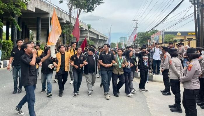 Aliansi Gerakan Rakyat Menggugat (Geram) menggelar aksi di depan Polresta Samarinda  di Jalan Slamet Riyadi, pada Senin (2/3/2026). Foto: BorneoFlash/Nur Ainunnisa