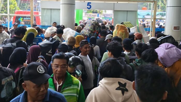 Arus Balik Penumpang di Pelabuhan Semayang Balikpapan, pada Minggu (29/3/2026). Foto: BorneoFlash/Niken Sulastri