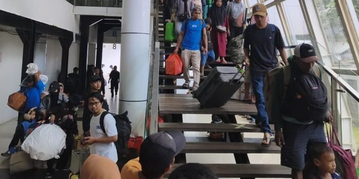 Arus Balik Penumpang di Pelabuhan Semayang Balikpapan, pada Minggu (29/3/2026). Foto: BorneoFlash/Niken Sulastri