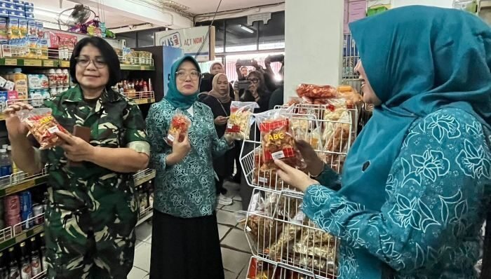 Asisten III Pemkot Balikpapan, dr. Andi Sri Juliarty, saat melakukan kunjungan ke sejumlah ritel modern di Balikpapan, pada Rabu (11/3/2026). Foto: BorneoFlash/Ardian