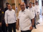 Kepala Badan Gizi Nasional (BGN) Dadan Hindayana (tengah) berjalan usai bertemu dengan Jaksa Agung ST Burhanuddin di Gedung Kejaksaan Agung, Jakarta, Selasa (17/3/2026). FOTO: ANTARA/Aditya Pradana Putra/nz