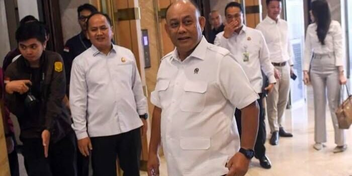 Kepala Badan Gizi Nasional (BGN) Dadan Hindayana (tengah) berjalan usai bertemu dengan Jaksa Agung ST Burhanuddin di Gedung Kejaksaan Agung, Jakarta, Selasa (17/3/2026). FOTO: ANTARA/Aditya Pradana Putra/nz