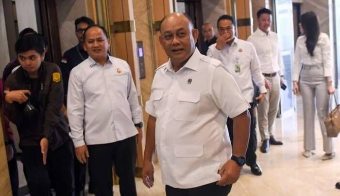 Kepala Badan Gizi Nasional (BGN) Dadan Hindayana (tengah) berjalan usai bertemu dengan Jaksa Agung ST Burhanuddin di Gedung Kejaksaan Agung, Jakarta, Selasa (17/3/2026). FOTO: ANTARA/Aditya Pradana Putra/nz