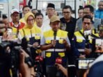 Menteri Energi dan Sumber Daya Mineral (ESDM) Bahlil Lahadalia (tengah) memberi keterangan kepada awak media seusai melakukan tinjauan di Stasiun Pengisian Bahan Bakar Umum (SPBU) Bolon, Colomadu, Karanganyar, Jawa Tengah, Kamis (26/3/2026). FOTO: ANTARA/Aloysius Jarot Nugroho/bar