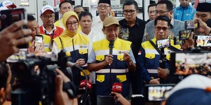Menteri Energi dan Sumber Daya Mineral (ESDM) Bahlil Lahadalia (tengah) memberi keterangan kepada awak media seusai melakukan tinjauan di Stasiun Pengisian Bahan Bakar Umum (SPBU) Bolon, Colomadu, Karanganyar, Jawa Tengah, Kamis (26/3/2026). FOTO: ANTARA/Aloysius Jarot Nugroho/bar