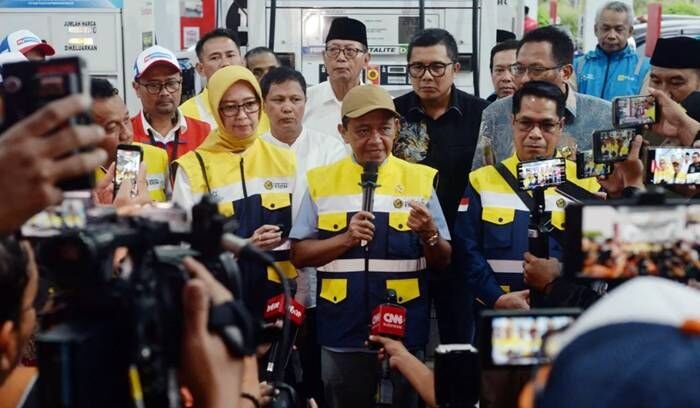 Menteri Energi dan Sumber Daya Mineral (ESDM) Bahlil Lahadalia (tengah) memberi keterangan kepada awak media seusai melakukan tinjauan di Stasiun Pengisian Bahan Bakar Umum (SPBU) Bolon, Colomadu, Karanganyar, Jawa Tengah, Kamis (26/3/2026). FOTO: ANTARA/Aloysius Jarot Nugroho/bar