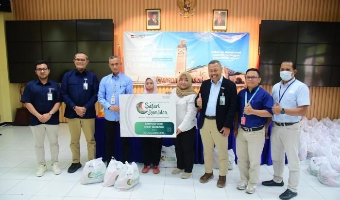 Bandara SAMS Sepinggan Balikpapan menyalurkan paket sembako kepada warga sekitar, di Gedung Serba Guna Kantor Administrasi Angkasa Pura Indonesia Balikpapan, Pada Rabu (11/3/2026). Foto: BorneoFlash/Ist