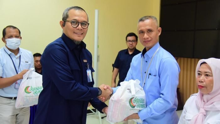 Bandara SAMS Sepinggan Balikpapan menyalurkan paket sembako kepada warga sekitar, di Gedung Serba Guna Kantor Administrasi Angkasa Pura Indonesia Balikpapan, Pada Rabu (11/3/2026). Foto: BorneoFlash/Ist