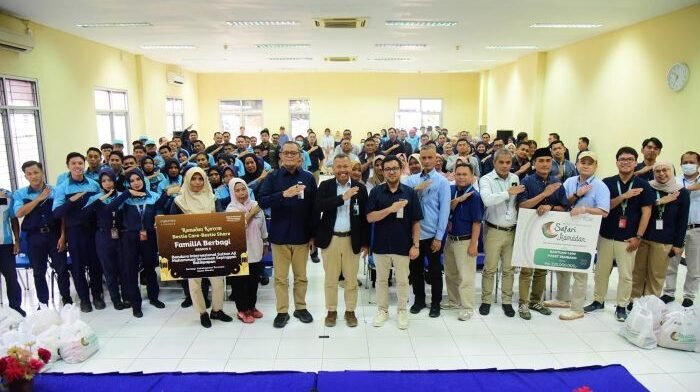 Bandara SAMS Sepinggan Balikpapan menyalurkan paket sembako kepada warga sekitar, di Gedung Serba Guna Kantor Administrasi Angkasa Pura Indonesia Balikpapan, Pada Rabu (11/3/2026). Foto: BorneoFlash/Ist
