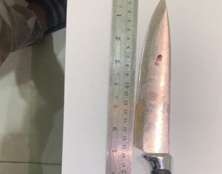 Barang bukti kasus penikaman yang terjadi di Jalan Soekarno Hatta tepatnya di samping SPBU Batu Ampar. Foto: BorneoFlash/Niken Sulastri