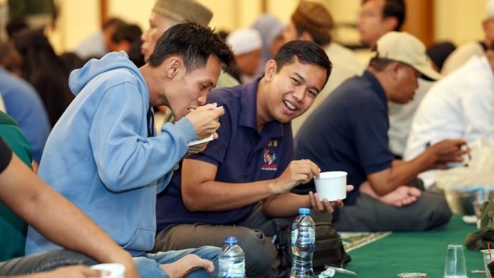 Bubur Nusantara menjadi takjil khas yang disajikan di Masjid Negara IKN. Setiap hari, sekitar 700 porsi disiapkan untuk warga yang datang berbuka puasa bersama. Foto: HO/Humas Otorita IKN